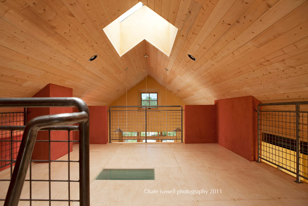 The ceiling of the room, designed by a home designer, is made of wood.