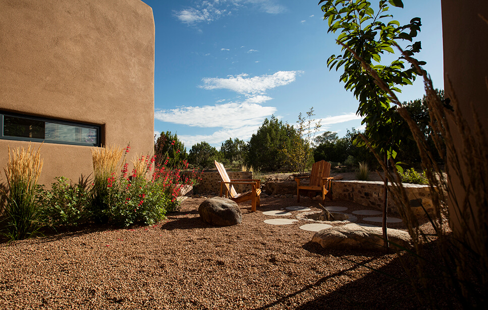 An adobe house in Santa Fe, New Mexico designed by a home designer.